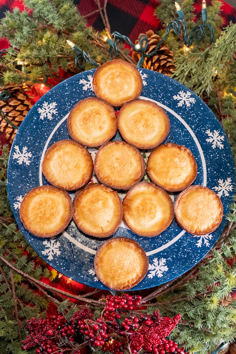 Christmas display of Granny’s Gift 7UP snack cakes arranged on a blue snowflake plate